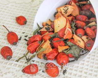 Сушеный чай с мятой, яблоком и шиповником