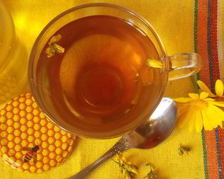 Травяной чай с мелиссой и зверобоем