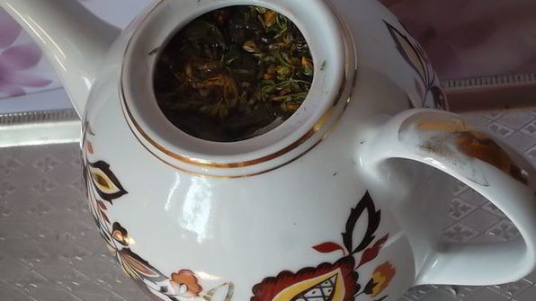 травяной чай с мелиссой и зверобоем