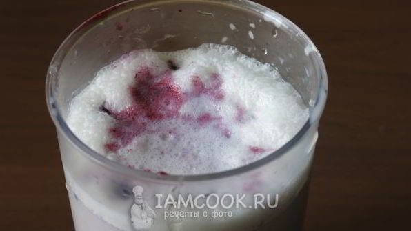 чернично-ежевичный коктейль