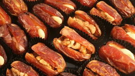 Фаршированные сыром бри финики с грецкими орехами и кленовым сиропом