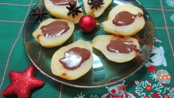 груши в анисовом сиропе с шоколадным соусом