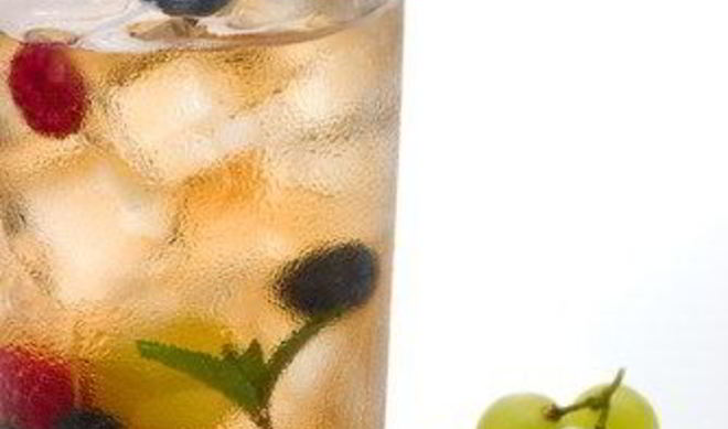 Имбирный пунш с белым ромом, ананасами и черникой