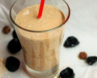 Кефирный коктейль с отрубями и черносливом