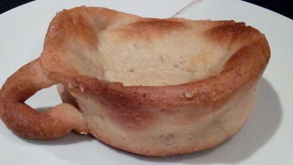 фиалковый кофе в сладкой кружке