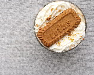 Кофе латте с пряничной пастой Biscoff