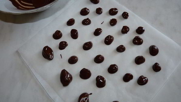 кофе с миндалем и кофейные зернышки в шоколаде