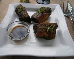 Свиные ребрышки с кофейным соусом