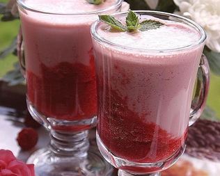 Коктейль из ряженки с малиной