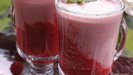 Коктейль из ряженки с малиной