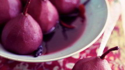 Пряные груши в сиропе из красного вина