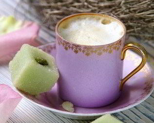 Рождественский пунш с имбирным элем, хересом, молоком и бренди