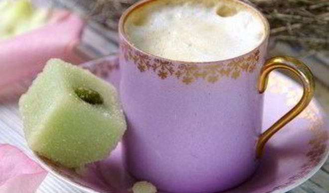 Рождественский пунш с имбирным элем, хересом, молоком и бренди