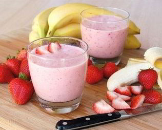 Бананово-клубничный смузи с сиропом Гренадин