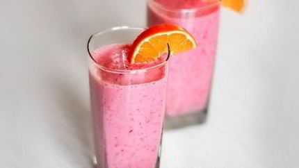 Фруктовый смузи в блендере