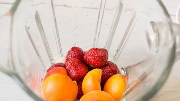 клубнично-абрикосовый смузи на ряженке