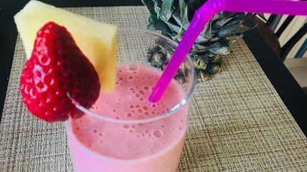 Клубнично-ананасовый смузи