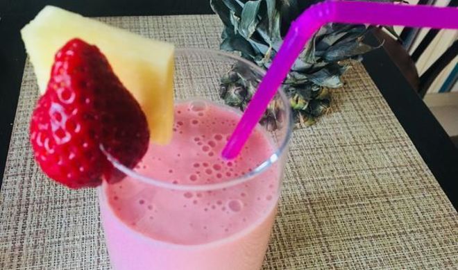 Клубнично-ананасовый смузи