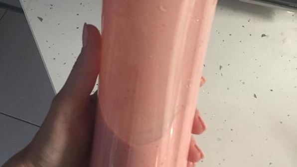 клубнично-ананасовый смузи