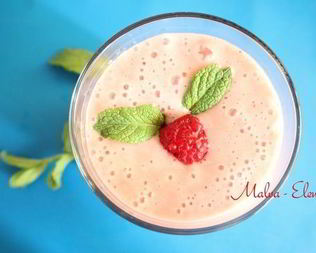 Малиновый смузи на миндальном молоке