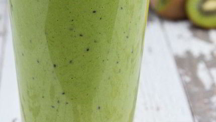 Смузи из банана, киви, шпината