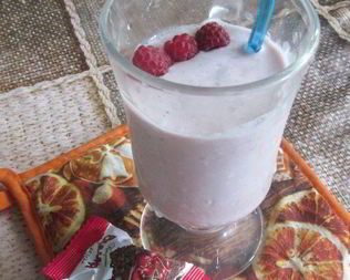 Смузи с малиной и творогом