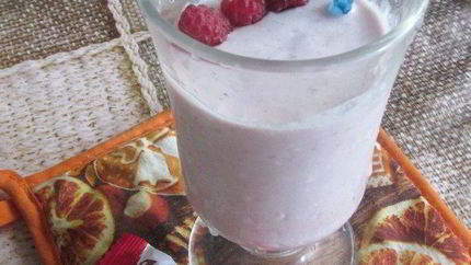 Смузи с малиной и творогом