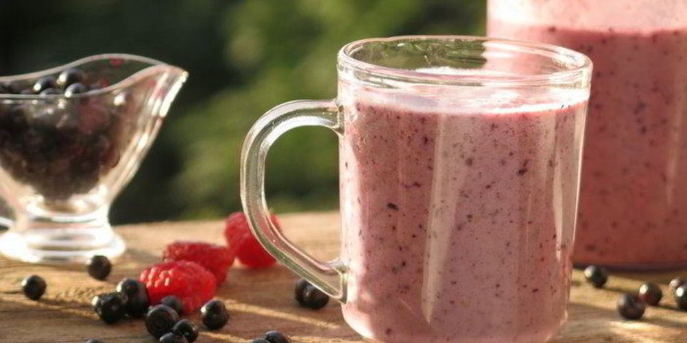 Рецепт смузей с ягодами и кислым молоком