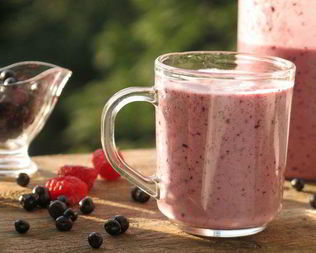 Смузи с ягодами и кислым молоком