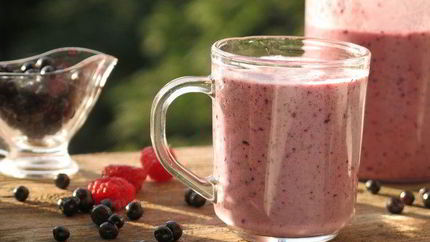 Смузи с ягодами и кислым молоком