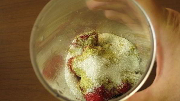 смузи с ягодами и кислым молоком