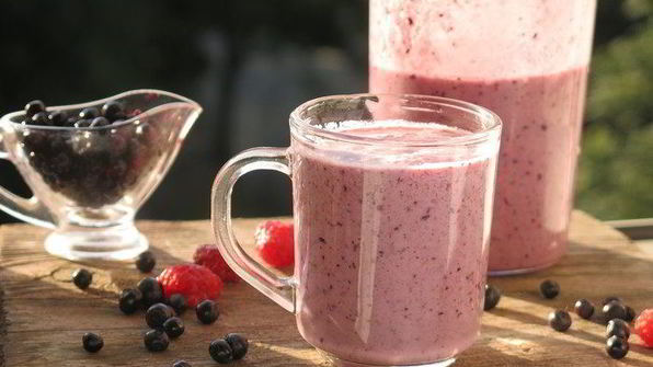 смузи с ягодами и кислым молоком