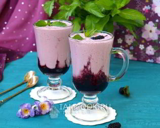 Творожный коктейль на ряженке с шелковицей