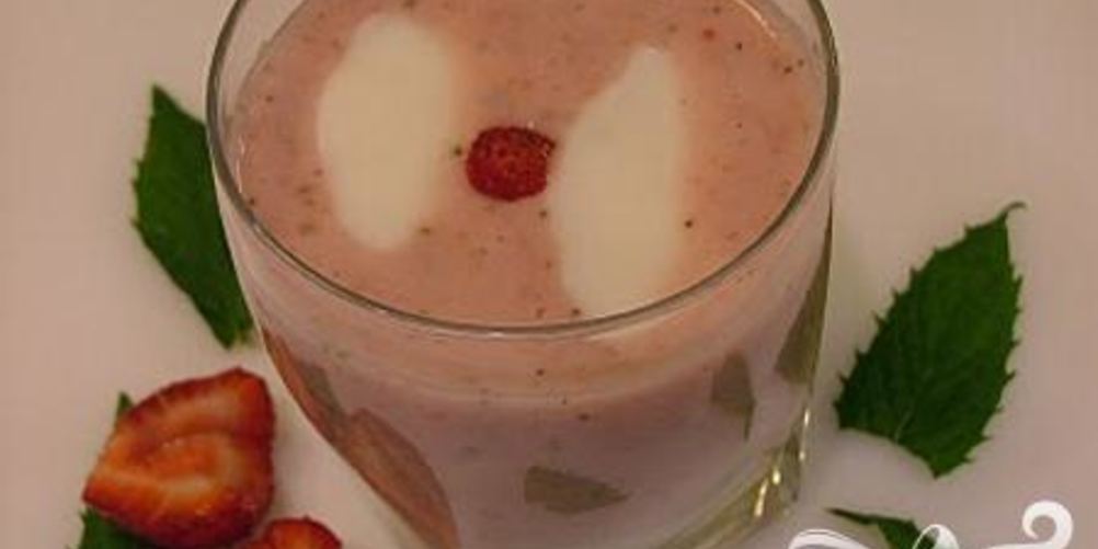 Рецепт витаминного напитка с мятой и клубникой