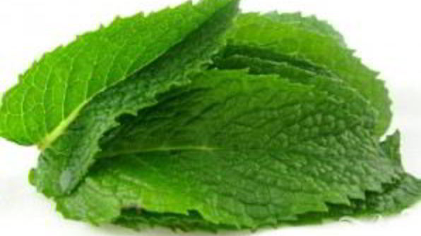 витаминный напиток с мятой и клубникой