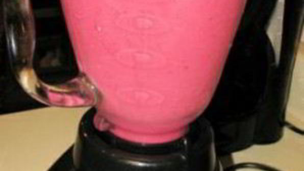 витаминный напиток с мятой и клубникой