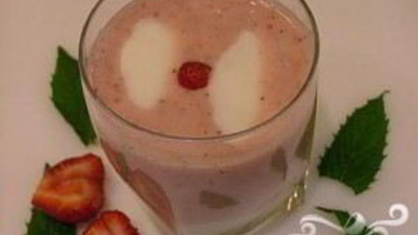 витаминный напиток с мятой и клубникой
