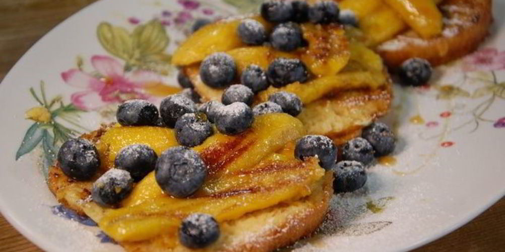 Рецепт ягод и бананы на бриоши с кленовым сиропом