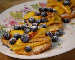Ягоды и бананы на бриоши с кленовым сиропом