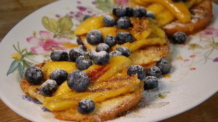 Ягоды и бананы на бриоши с кленовым сиропом