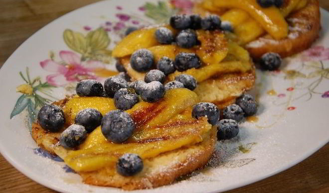 Ягоды и бананы на бриоши с кленовым сиропом