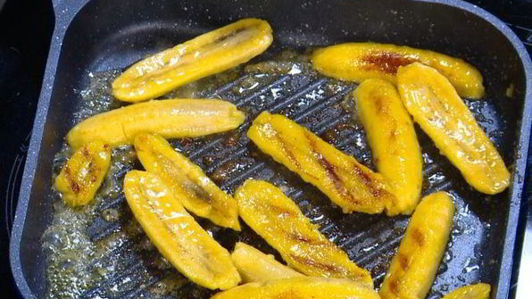 ягоды и бананы на бриоши с кленовым сиропом