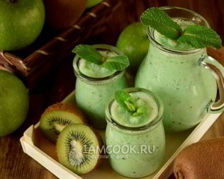 Зеленый коктейль с яблоком и пекинской капустой