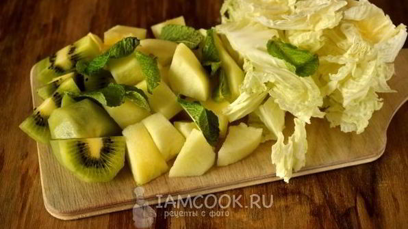 зеленый коктейль с яблоком и пекинской капустой