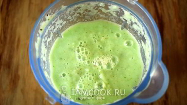 зеленый коктейль с яблоком и пекинской капустой