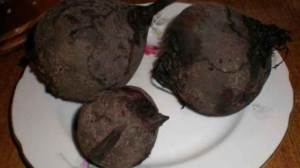 картофель в майонезе с ананасами и салатик свекла с сыром