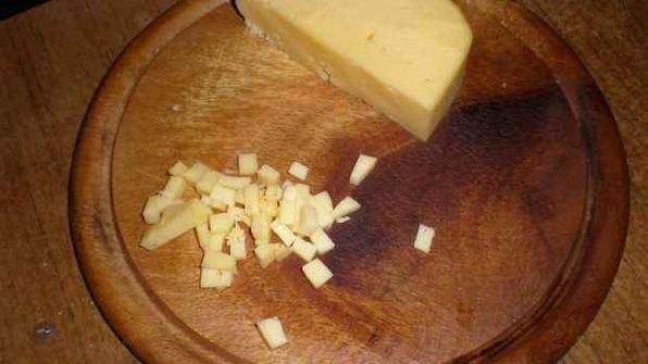 картофель в майонезе с ананасами и салатик свекла с сыром