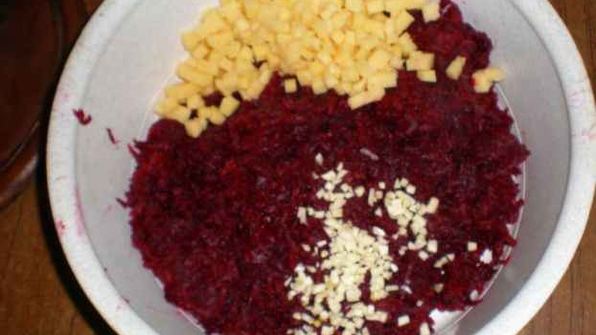картофель в майонезе с ананасами и салатик свекла с сыром