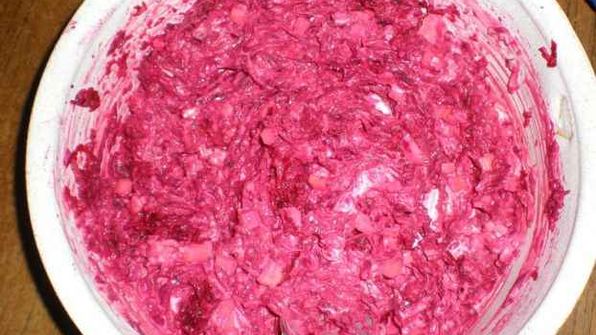 картофель в майонезе с ананасами и салатик свекла с сыром