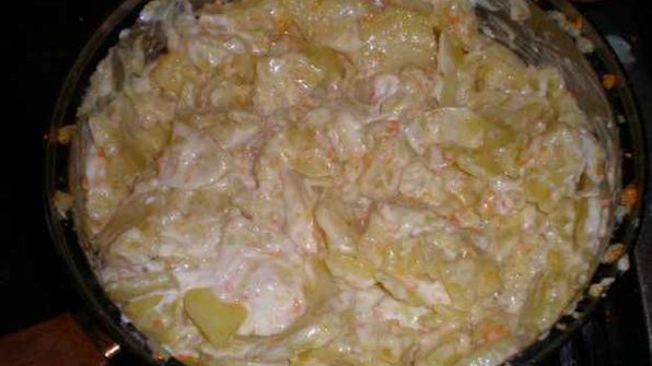 картофель в майонезе с ананасами и салатик свекла с сыром